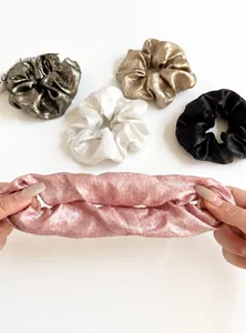 Gros plan sur des chouchous brillants montrant l'élasticité et la texture du tissu