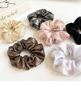 Lot de six chouchous irisés détaillés en tons champagne, argent et couleurs pastel