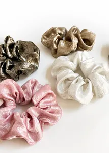 Vue à plat de chouchous métalliques en rose, blanc, doré et gris brillant