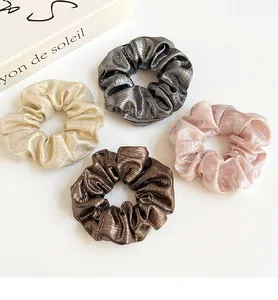 Lot de quatre chouchous plissés scintillants en argent, champagne, cuivre et rose