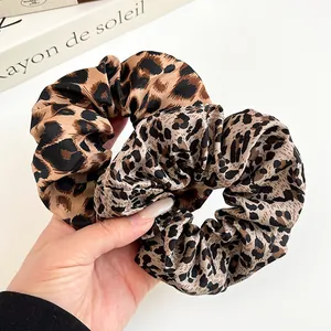 Coletero vintage con estampado de leopardo en satén brillante de alta elasticidad