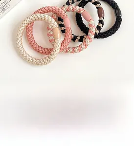 Détail de cinq élastiques à cheveux tressés haute élasticité en plusieurs couleurs assorties