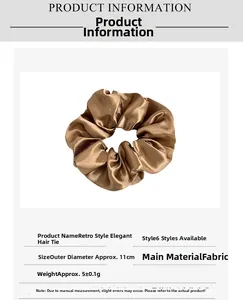 Dettaglio dello scrunchie in raso marrone da 11 cm con trama in seta e dimensioni
