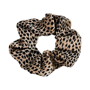 Retro leopard print fabric scrunchie with high elasticity for elegant ponytails