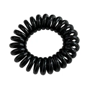 Klassisches schwarzes Spiral-Haargummi aus elastischem Harz auf weißem Hintergrund