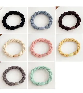 Détails des chouchous tressés élastiques déclinés en huit couleurs sur fond blanc