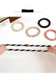 Détail des chouchous tressés à haute élasticité avec boucles ovales polies élégantes