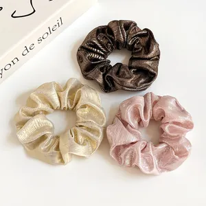 Trois chouchous plissés métalliques haut de gamme en bronze, or champagne et rose doux
