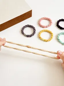 Détail des chouchous tressés à haute élasticité aux tons pastels multicolores