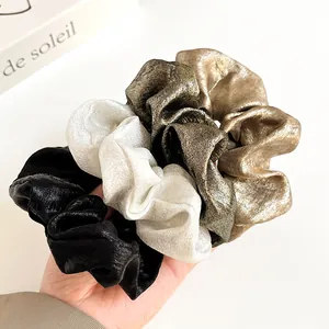 Lot de trois chouchous en satin brillant de grande taille en noir, argent et or bronze
