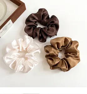 Set di tre elastici per capelli in raso di seta nei toni crema e terra lucidi