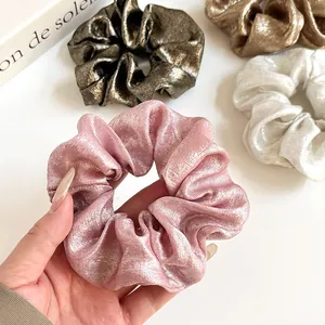 Chouchou métallique style français rose pâle avec tissu scintillant et design élastique