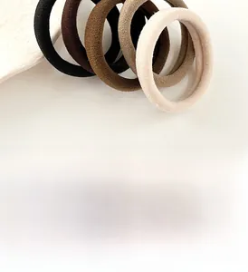 Vue macro de cinq élastiques à cheveux sans couture en dégradé de tons café neutres