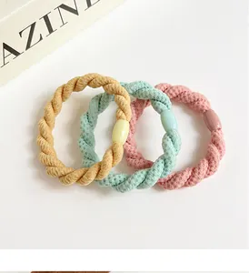 Détail d'élastiques à cheveux tressés haute élasticité en jaune, vert et rose
