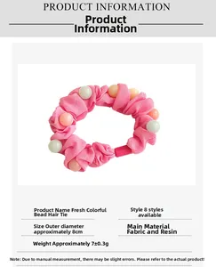 Détail du chouchou rose avec perles en résine colorées, 8cm de diamètre et tissu