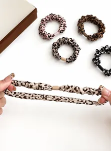 Primer plano de coleteros de leopardo que muestra gran elasticidad y suave textura de tela