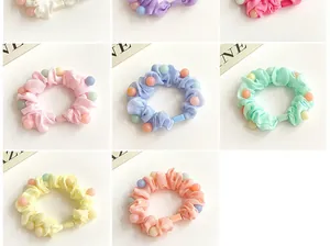 Détail de chouchous aux couleurs acidulées avec perles mates aux tons pastels