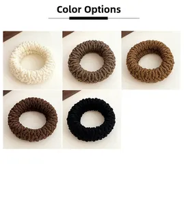 Dettaglio della selezione colori per elastici per capelli in maglia spessa in cinque toni