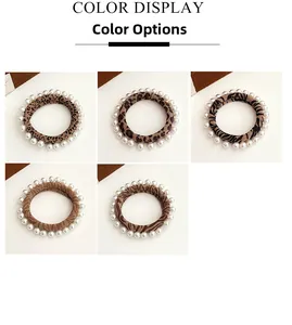 Dettaglio di elastici per capelli leopardati con perle in cinque varianti di pattern