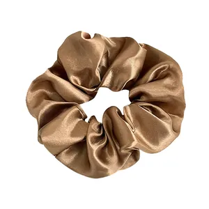 Elastico per capelli scrunchie oversize in raso marrone con trama setosa