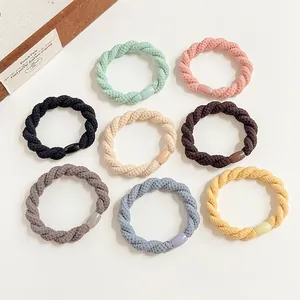 Lot de 8 chouchous tressés élastiques épais en diverses couleurs pastel sur fond blanc pur
