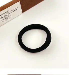 Détail d'un élastique à cheveux noir sans couture haute élasticité avec texture tissée