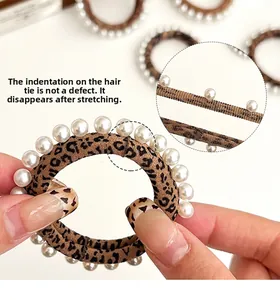 Dettaglio elastico leopardato con perle che mostra la cucitura e la struttura elastica