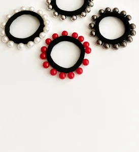 Lot de quatre chouchous élastiques avec perles blanches et perles métalliques de couleur