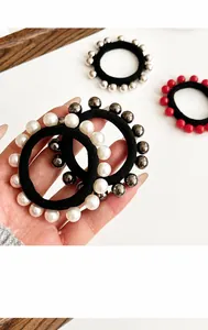 Détail d'un élastique à cheveux haute élasticité avec perles et perles métalliques minimales