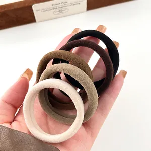 Lot de 5 élastiques à cheveux sans couture aux tons terre avec texture éponge durable