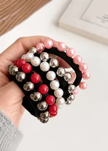 Détail d'élastiques à cheveux haute élasticité avec perles brillantes roses, blanches et rouges