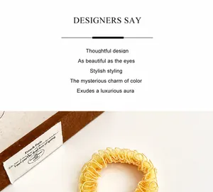 Dettaglio di elastico per capelli in chiffon giallo brillante con bordi ondulati