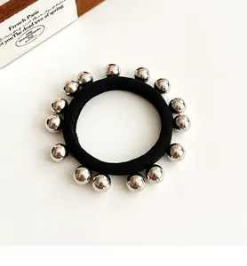Détail d'un élastique à cheveux noir haute élasticité avec 13 perles métalliques argentées