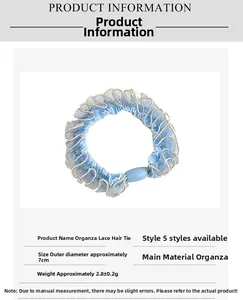 Dettaglio di elastico per capelli in organza blu chiaro con diametro 7cm e ruches