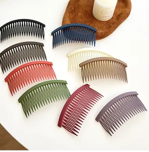 Vue macro de peignes à cheveux mats multicolores pour coiffer et fixer les mèches