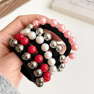 Élastiques à cheveux en perles multicolores de haute qualité tenus sur fond blanc pur