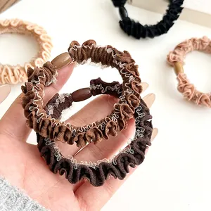 Set de gomas para el pelo color café con encaje y cuentas para coleta de mujer
