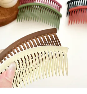 Détails macro des peignes à cheveux mats multicolores avec un design à dents fines