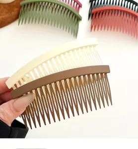 Lot de peignes à cheveux mats multicolores avec design ergonomique courbé