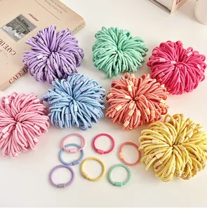 Primer plano de gomas de pelo trenzadas de alta elasticidad en colores macarrón y clips