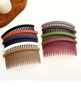 Gros plan de peignes à cheveux mats en neuf couleurs présentés sur du velours brun