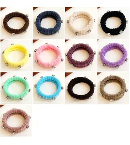 Vue détaillée d'élastiques à cheveux en tissu avec strass brillants en plusieurs coloris