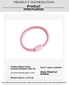 Detalle de goma de pelo rosa macaron con 3,5cm de diámetro y textura de tela suave