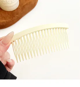 Détail du peigne latéral mat crème avec 23 dents pour la coiffure et fixer les cheveux