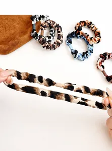 Detalle de coleteros de leopardo de alta elasticidad que muestran gran resistencia al estiramiento