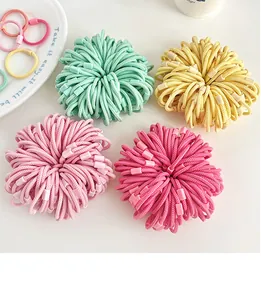 Primer plano de gomas de pelo macaron de colores con hebillas de plástico en 4 tonos