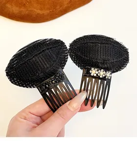 Détail de coussinets de volume invisibles avec résille noire, dents et fleurs en cristal
