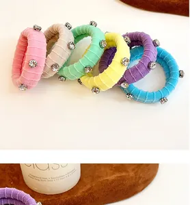 Détail de chouchous côtelés colorés avec des accents de strass brillants en lot
