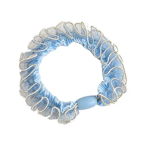 Elastico per capelli blu con bordo in pizzo bianco e perla su sfondo bianco