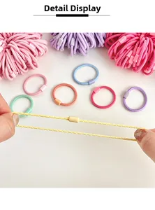 Detalle de gomas de pelo elásticas de colores para niños que muestran alta elasticidad y uso